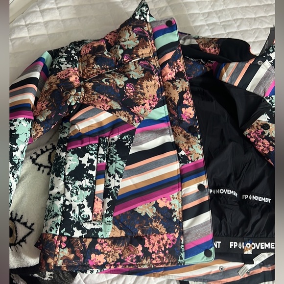 FP Movement Women's Bunny Slope Printed Puffer Jacket - Picture 11 of 14